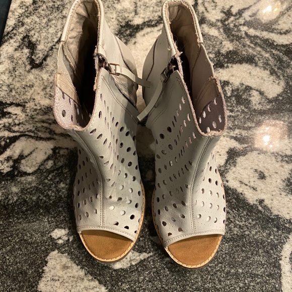 🔻🔻PRICE DROP🔻🔻Toms open toe booties - Picture 2 of 9